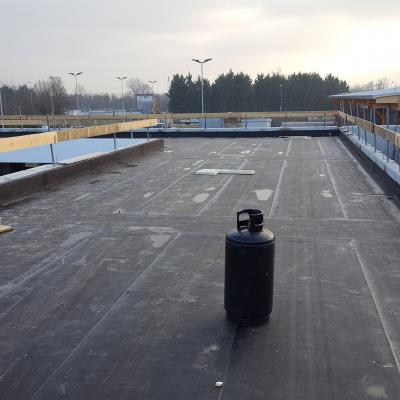 Elemento di tenuta costituito da strato omogeno e continuo di collante bituminoso e da membrana bituminosa prefabbricata dello spessore di 4 mm. bi armata con velo vetro e polyeetre